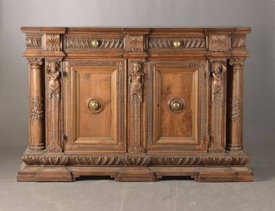 Mächtige Kredenz im florentiner Renaissance- Stil, z.T. unter Verwendung orig. Teile, um 1880, Nussbaum, Weichholz, 2-schübig u. 2- türig, ...