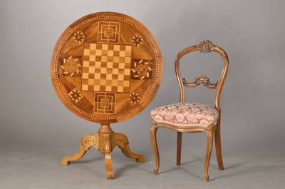 Schach-Sitzgruppe, deutsch, um 1870/80, Nussbaum massiv, Tisch mit Intarsienarbeit, in Nussbaum, Pflaume u. Ahorn, Schachbrett, 2 Mühle-Felder sowie ...