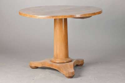 Biedermeier-Salontisch, deutsch, um 1820/30, Nussbaum furniert, 3-fach eingezogener Sockel mit strengem runden Schaft, Zargenlose Platte 3-fach ...