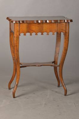 Seltenes Nähtischchen, süddeutsch, um 1825/30, Nussbaumfurnier auf Weichholzkorpus, 4 geschweifte Beine, Zarge umlaufend in gotischer Verzierung, ...
