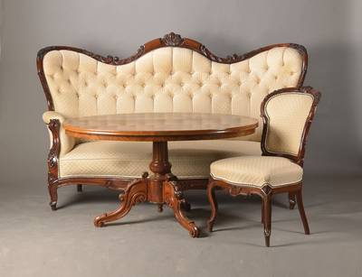 Sitzgarnitur im Neu-Rokoko-Stil, um 1850/60, Mahagoni massiv, bestehend aus Salonsofa, 6 Stühlen u. Salontisch, hochwertige u. schwere Verarbeitung ...