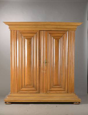 Wellenschrank, Hessen, um 1760/70, Nussbaum massiv, Profile an Hut u. Sockel ergänzt, Innen 4 Einlegeböden, mit Stoff ausgekleidet, barocken ...
