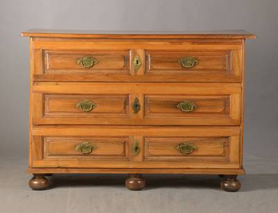 Barockkommode, mitteldeutsch, wohl Hessen, wohl Frankfurt, 1740/50, Nussbaum massiv, 3-schübig, orig. Schnappschlösser, Schubladenfronten mit aus ...