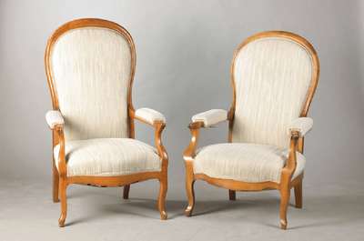 Zwei Voltaire-Sessel, leicht unterschiedlich, deutsch, um 1850/60, Einer mit orig. Mechanik zum Verstellen der Lehne, Nussbaum, gerieft, Polster u. ...