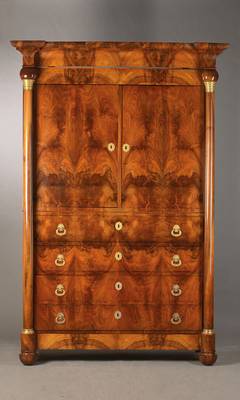 Aufsatzschrank, sog. Armoire á deux corps, Frankreich, Mitte 19.Jh., Nussbaum massiv u. furniert, Pyramidennussbaum, 2-teilig, Unterteil mit ...