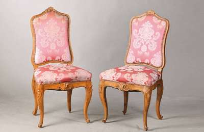 4er Satz Barockstühle, süddeutsch, um 1760, Nussbaum massiv, ein Stuhl mit Besch. an der Lehne, Polster u. Bezug mit Gebr.-Sp., sehr Formschön, ...