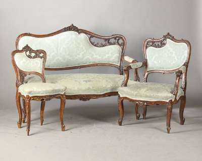Salongruppe, wohl Frankreich, um 1890/1900, Nussbaum z.T. asymmetrischer Dekor, bestehend aus Sofa, 2 Armlehnstühlen u. 4 Stühlen, 3. Rokoko, ...