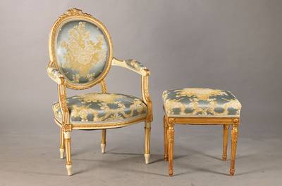 Louis-Seize-Fauteuil mit Schemel, um 1900, goldgefaßt, H. ca. 98 cm, Sh. ca. 46 cm