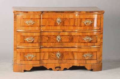 Barockkommode, mitteldeutsch, wohl Rheinhessen, um 1750, Nussbaumfurnier auf Weichholzkorpus, 3-schübig, Front doppelt verkröpft, geschnitzte Zarge ...