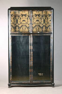 Lackvitrine, wohl China, um 1910/20, 4-türig, Innenleben z.T. in chinoserieartigem Stoff ausgekleidet, ca. 184x104x32 cm