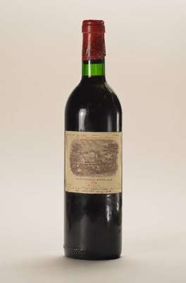 1 Flasche 1981 Chateau Lafite-Rothschild, Pauillac, ca. 75 cl, Füllstand: ca. into neck,unverkostet, Etikett l. gebräunt, Kapselwachs im unteren ...