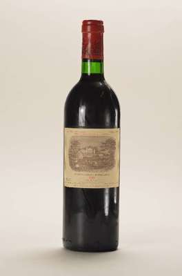 1 Flasche 1981 Chateau Lafite-Rothschild, Pauillac, ca. 75 cl, Füllstand: ca. into neck,unverkostet, Etikett l. gebräunt, Kapsel in gutem Zustand, ...