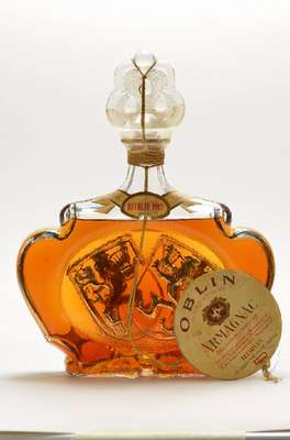 1 Flasche 1913 Oblin Armagnac, ca. 70 cl, guter Füllstand, mit Originalplakette, außergewöhnliche und ausgefallene Flaschenform, aufwendig ...
