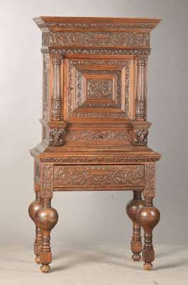 Kleiner Kabinettsschrank, deutsch, um 1880, Eiche massiv, 1-türig u. 1-schübig, vielfach profilierte Türfüllung, versteckter Schub im Hut, hohe ...