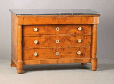Prunkkommode, wohl Frankreich, um 1830/40, Nussbaumfurnier auf Weichholzkorpus, 4-schübig, Überbauschub, Vollsäulenvorbau, klassizistisches ...