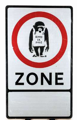 Nach Banksy, Verkehrsschild mit Monkey "Keepit real" Motiv, Schablone, Sprühfarbe auf Metall, Schild stand vermutlich in London zwischen ...