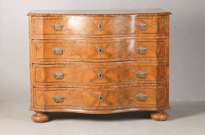 Barockkommode, südwestdeutsch, wohl Raum Mannheim, um 1740/50, Nussbaum- u. Wurzelnussfurnier, Weichholzkorpus, 4-schübig, Front geschwungen u. ...