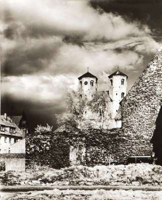 Heinrich Heidersberger, 1906-2006, verfallene Mauer mit Kirchen im Hintergrund und wolkenbehangenem Himmel, 1958, Vintage Silbergelatine-Abzug, verso ...
