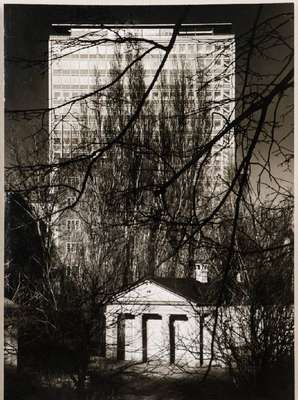 Heinrich Heidersberger, 1906-2006, Torhäuschen mit Braunschweiger Hochhaus im Hintergrund, Vintage Silbergelatine-Abzug auf Asfa Fotopapier, um ...