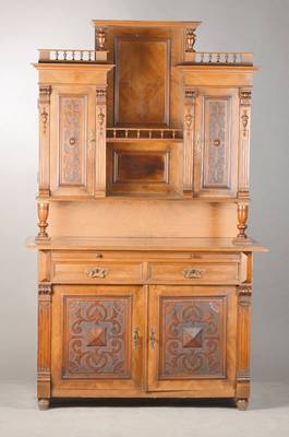 Großes Gründerzeit-Buffet, deutsch, um 1870/80, Nussbaumfurnier, Weichholzkorpus, Unterteil 2-türig, Rollwerk-Türfüllungen, 2 Schübe u. ...