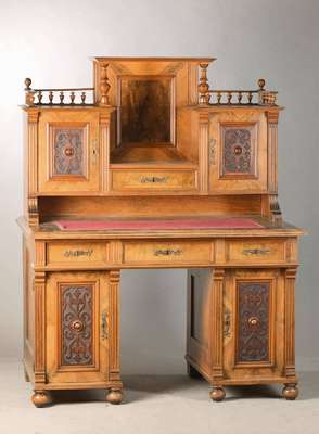 Herrenschreibtisch, Gründerzeit, deutsch, um 1870/80, Nussbaumfurnier, Weichholzkorpus, 2-türig, 3 Zargenschübe, Aufsatz 2-türig mit 1-schübig, ...