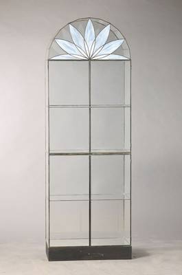 Vollglas-Vitrine, 20.Jh., 4-türig, je ein Einlegeboden, halbrunder Abschluss, ca. 178x61x32 cm