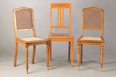 Lot aus 3 Stühlen, um 1880-1900, deutsch, Nussbaum, 2 gleiche Stühle mit gewölbter Lehne, 1 Jugendstil-Stil um 1905, Rattangeflecht mit st. ...