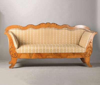 Biedermeiersofa, südwestdeutsch, wohl Mainz, um 1830/35, Nussbaumfurnier, in stilüblicher Formgebung, Seiten in Füllhornmanier, applizierte ...