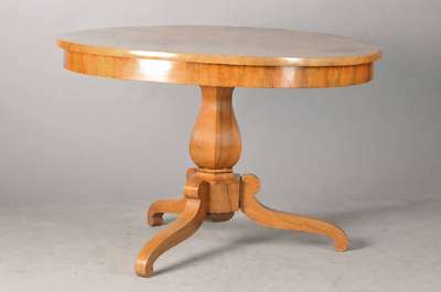 Biedermeier-Salontisch, süddeutsch, um 1840, Nussbaumfurnier radial verlegt, Platte wohl nicht zum Füß gehörig, mit mittigem l. schwundriss, H. ...