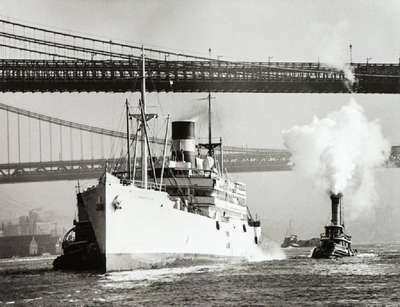 Andreas Feininger, 1906-1999, Schiffe auf dem East River, 1940, Fotografie aus dem Nachlass, einmalige Auflage Edition Griffelkunst 2010, Blattgr. ...