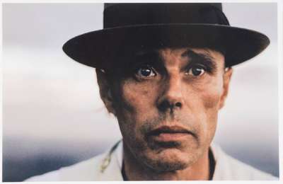 Robert Lebeck, 1929-2014, Joseph Beuys, Schottland, 1974, Print 2012, Edition Lumas, Motiv 13x20 cm, unter Glas gerahmt 32x36 cm