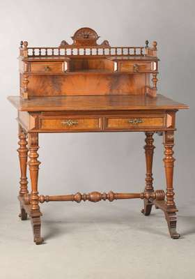 Gründerzeit-Damenschreibtisch, deutsch, um 1870/80, Nussbaum, Oberflächensch., 3 Zargenschübe, gedrechseltes Untergestell, 2-schübiger Aufsatz ...