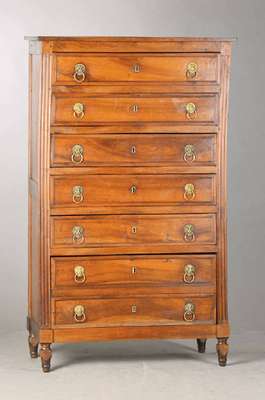 Schubladenkommode, Sog. Semanieré, wohl Frankreich, um 1860/70, Nussbaum massiv auf Eichekorpus, dünnwandig, Stollen kanneliert, 7 Schübe, ...