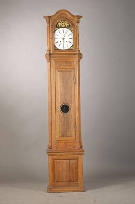 Standuhr, deutsch, dat. 1837, dreiteiliges Eichegehäuse, Mittelteil mit abgeschrägten hervorstehenden Ecken, Türe mit Kannelierung, obere ...