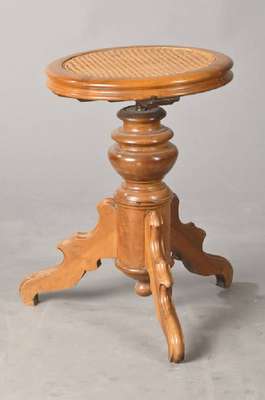 Klavierhocker, deutsch, um 1860/70, Nussbaum massiv, Sitzfläche mit Rattangeflecht, gedrechselter Schaft mit Dreifuß, H. ca. 54 cm