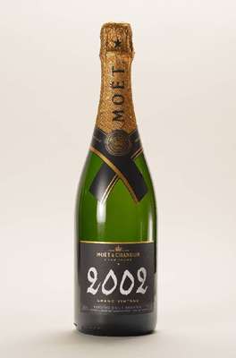3 Flaschen Moet et Chandon Champagne, 1 x 2002 Grand Vintage, 12,5 % Vol., Abstand zwischen Flaschenboden und Champagner: ca. 2 cm, 2x 1999 Millesime ...