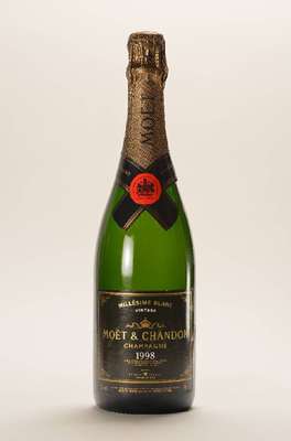 3 Flaschen Moet et Chandon Dom Champagne, 1x 1993 Brut Imperial und 2 x 1998 Millesime Blanc, je ca. 75 cl, je 12,5 % Vol., unverkostet, Abstand ...
