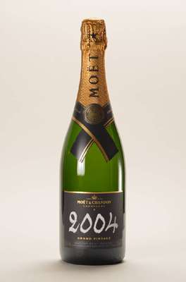2 Flaschen Moet et Chandon Grand Vintage Champagne, Jahrgänge: 2000 und 2004, je ca. 75 cl, 12,5 % Vol., unverkostet, Abstand zwischen Flaschenboden ...