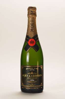 3 Flaschen Moet et Chandon Champagner, 1x 1995 Brut Imperial und 2x 1996 Millesime Blanc, je ca. 75 cl, 12,5 % Vol., unverkostet,Abstände zwischen ...