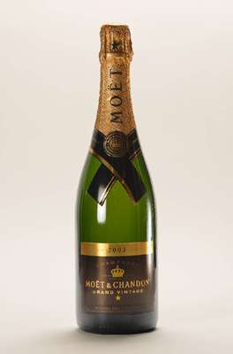 5 Flaschen 2003 Moet et Chandon Grand Vintage Champagne, je 12,5 % Vol., je ca. 75 cl, unverkostet, Abstände zwischen Flaschenboden und Champagner: ...