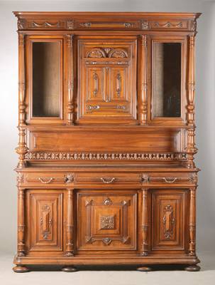 Gründerzeit-Buffet, deutsch, um 1880/90, Nussbaum massiv, üppige Ausführung, vielfach 3-gegliedert, Kredenz 3-türig u. 3-schübig, ...