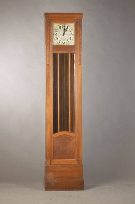 Standuhr, Leonhard Furtwängler & Söhne, 20/25er Jahre, Nussbaum/furnier (Furnierteile im sockelbereich fehlen), Schnitzarbeiten, facett. verglast, ...