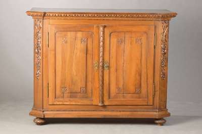 Anrichte, wohl Frankreich, um 1860/70, Nussbaum massiv, im Louis-XVI-Stil, 2-türig, typische klassizistische Ornamente wie Perl-Stab, Godronierung, ...