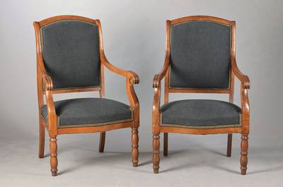 Paar edle Salon-Sessel, süddeutsch, um 1820/30, Rüster/Ulme massiv, gerieft, Handläufe in gerieften Volutenenden, frühe gedrechselte Vorderbeine, ...