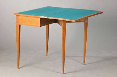 Spieltisch, süddeutsch, um 1815/20, Nussbaumfurnier, konische abgesetzte Vierkantbeine, seltene Klappvariate: die beiden hinteren beine lassen sich ...