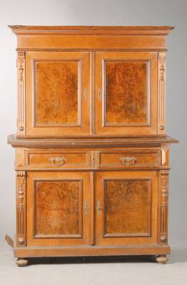 Gründerzeitbuffet, deutsch, 1880/90, Ohne Mittelteil, Nussbaumfurnier auf Weichholzkorpus, Kredenz u. Aufsatz je 2-türig, Kredenz mit 2 Schüben, ...