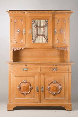 Jugendstil-Aufsatzbuffet, deutsch, 1905/10, Nussbaum, Kredenz 2-türig, 2-schübig und mit Ausziehplatte, stiltypische applizierte Ornamentik, ...