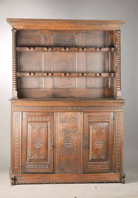 Sog. Tellerbord-Schrank, deutsch, dat. 1783, Eiche massiv, Unterteil 2-türig, klassizistische Ornamentik geschnitzt, Aufsatzmit 2 Regalböden zum ...