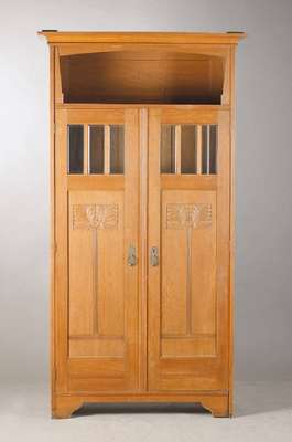 Jugendstil-Schrank, süddeutsch, wohl München, um 1905, Eiche 2-türig, 6 facettiert geschliffene Gläser, mit oberer Nische für Kunstgegenstände, ...