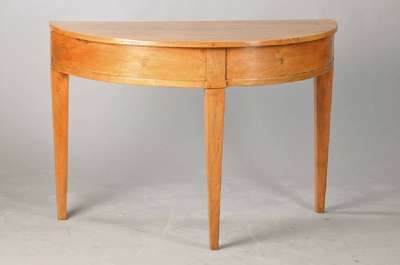 Demi-Lune-Konsole, bzw. Halbmondtisch, süddeutsch, um 1830, Nussbaum massiv, konische Vierkantbeine, l. schwundrissig, ca. 72x103x52 cm